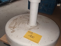 Lot 100 - parasolvoet - afbeelding 2 van  2