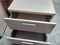 Lot 100 - set van 2 moderne nachttafels - afbeelding 3 van  4