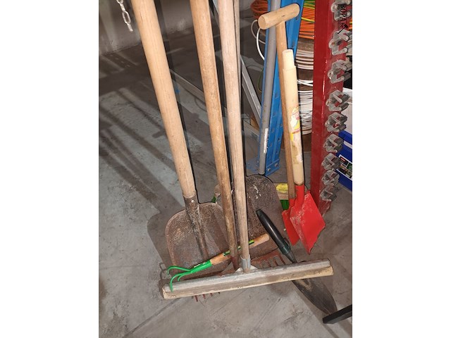 Lot 100 - tuingereedschap. 10 stuks - afbeelding 1 van  4