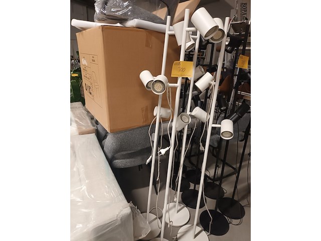 Lot 100 - vloerlampen ikea wit. 4 stuks - afbeelding 1 van  4
