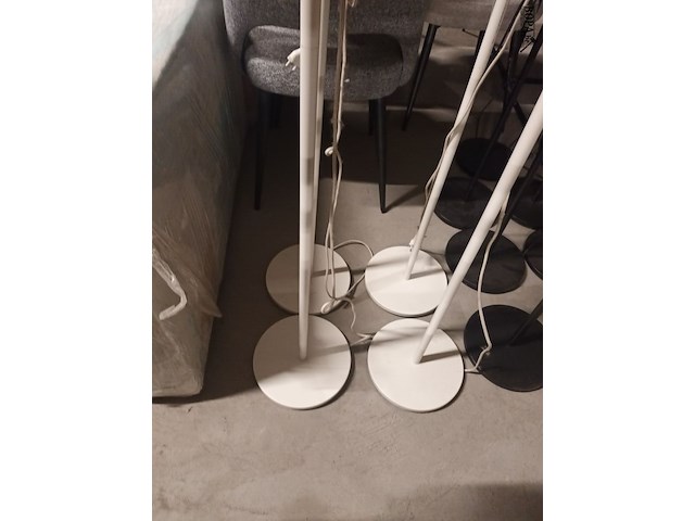 Lot 100 - vloerlampen ikea wit. 4 stuks - afbeelding 2 van  4