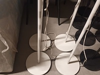 Lot 100 - vloerlampen ikea wit. 4 stuks - afbeelding 2 van  4