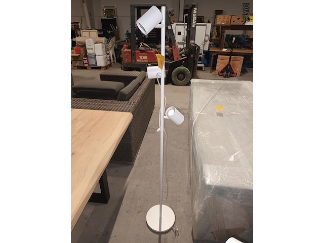 Lot 100 - vloerlampen ikea wit. 4 stuks - afbeelding 3 van  4