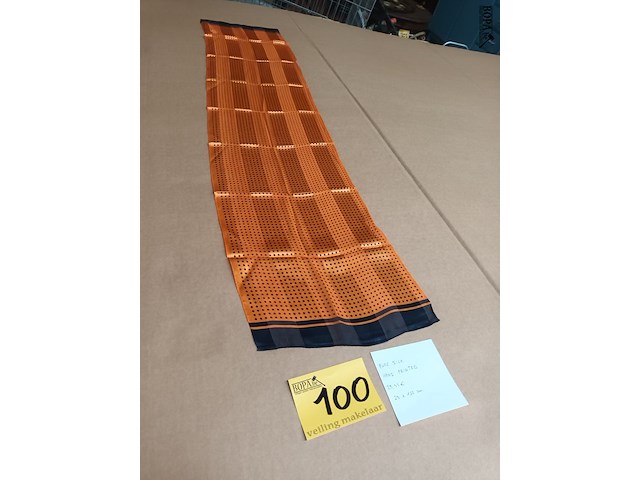 Lot 100 - zijden sjaal - afbeelding 1 van  3