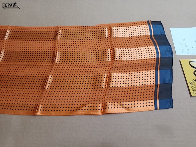 Lot 100 - zijden sjaal - afbeelding 2 van  3