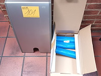 Lot 101 - afvalzakken en handdoekdispenser - afbeelding 1 van  4