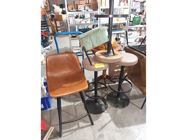 Lot 101 - barkrukken, barstoel en voetenbankje - afbeelding 1 van  5