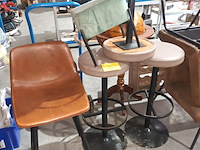 Lot 101 - barkrukken, barstoel en voetenbankje - afbeelding 1 van  5