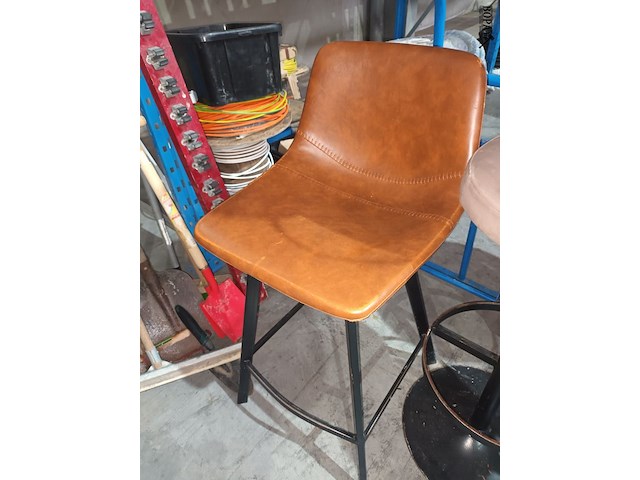 Lot 101 - barkrukken, barstoel en voetenbankje - afbeelding 2 van  5