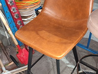 Lot 101 - barkrukken, barstoel en voetenbankje - afbeelding 2 van  5