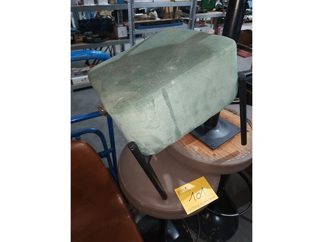 Lot 101 - barkrukken, barstoel en voetenbankje - afbeelding 3 van  5