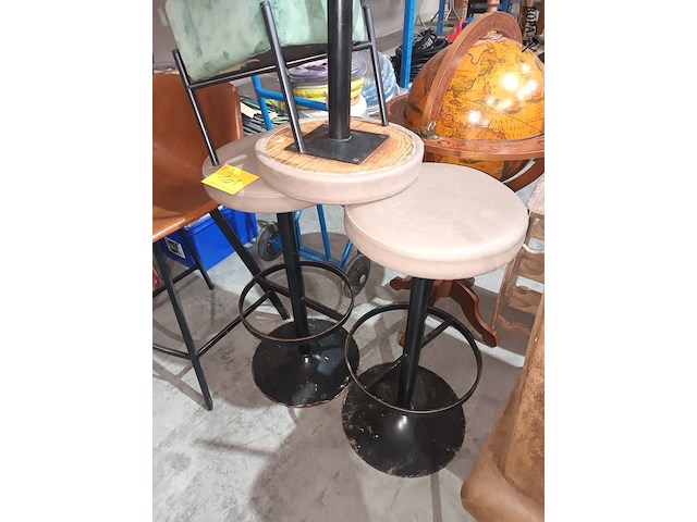 Lot 101 - barkrukken, barstoel en voetenbankje - afbeelding 4 van  5