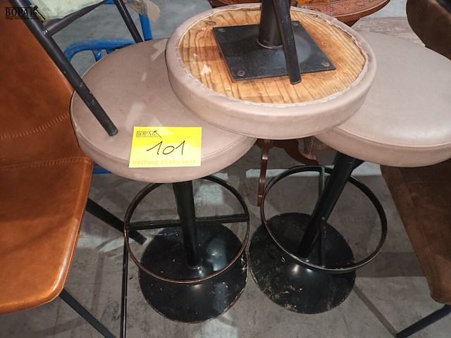 Lot 101 - barkrukken, barstoel en voetenbankje - afbeelding 5 van  5