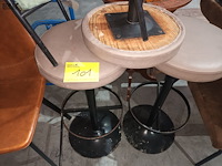 Lot 101 - barkrukken, barstoel en voetenbankje - afbeelding 5 van  5