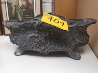 Lot 101 - bloempot in gietijzer - afbeelding 2 van  4