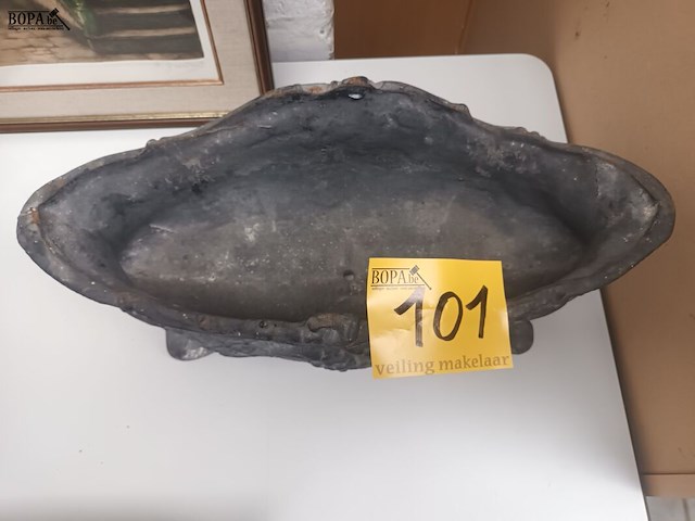 Lot 101 - bloempot in gietijzer - afbeelding 3 van  4