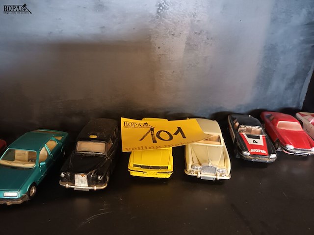 Lot 101 - corgi auto’s op schaal. 8 stuks - afbeelding 1 van  8