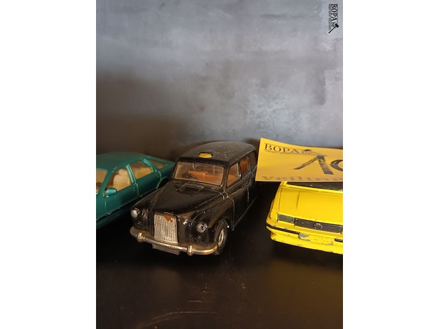 Lot 101 - corgi auto’s op schaal. 8 stuks - afbeelding 3 van  8