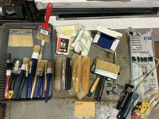 Lot 101 - diverse schildersbenodigdheden: verfrollers, wasten,…, mixst - afbeelding 1 van  1