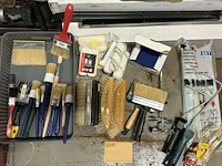 Lot 101 - diverse schildersbenodigdheden: verfrollers, wasten,…, mixst - afbeelding 1 van  1