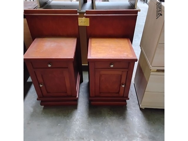 Lot 101 - duo nachtkastjes louis philippe stijl - afbeelding 1 van  1