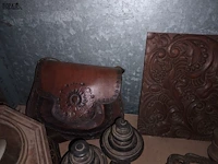 Lot 101 - houten decoratie en lederen tas - afbeelding 3 van  5