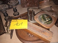 Lot 101 - houten decoratie en lederen tas - afbeelding 4 van  5