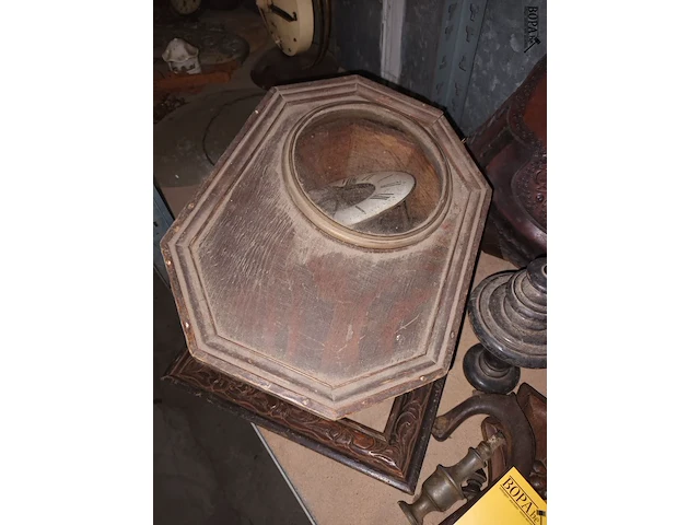 Lot 101 - houten decoratie en lederen tas - afbeelding 5 van  5