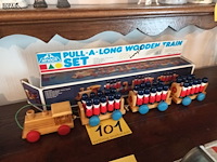 Lot 101 - houten trein - afbeelding 1 van  5