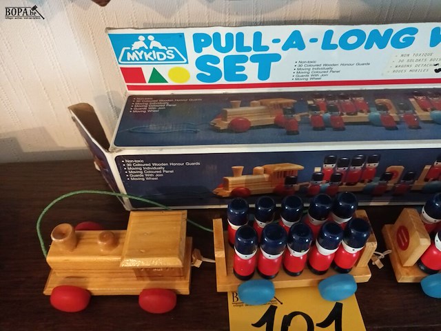 Lot 101 - houten trein - afbeelding 2 van  5