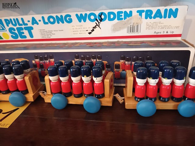 Lot 101 - houten trein - afbeelding 4 van  5