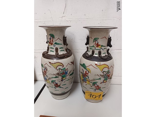 Lot 101 - koppel chinese vazen - afbeelding 1 van  5