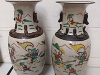 Lot 101 - koppel chinese vazen - afbeelding 1 van  5