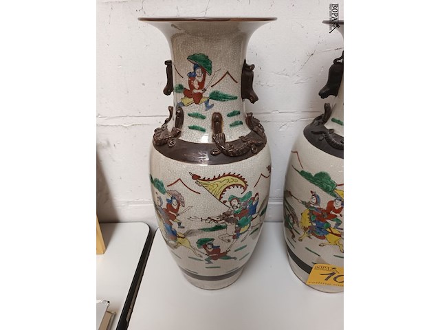 Lot 101 - koppel chinese vazen - afbeelding 2 van  5