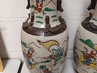 Lot 101 - koppel chinese vazen - afbeelding 2 van  5