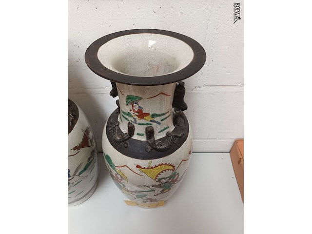 Lot 101 - koppel chinese vazen - afbeelding 3 van  5