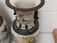 Lot 101 - koppel chinese vazen - afbeelding 3 van  5