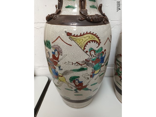 Lot 101 - koppel chinese vazen - afbeelding 4 van  5