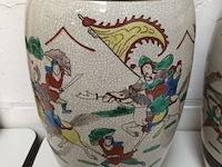 Lot 101 - koppel chinese vazen - afbeelding 4 van  5