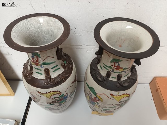 Lot 101 - koppel chinese vazen - afbeelding 5 van  5