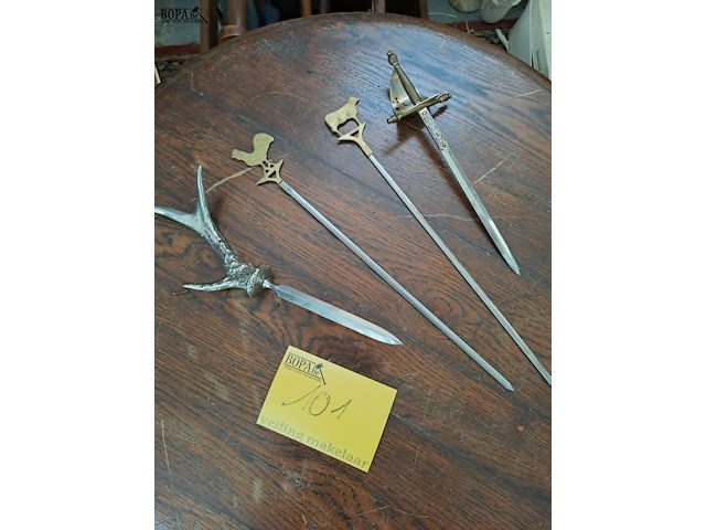 Lot 101 - metalen antieken voorwerpen met prachtige fijne decoratie - afbeelding 1 van  1