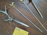 Lot 101 - metalen antieken voorwerpen met prachtige fijne decoratie - afbeelding 1 van  1