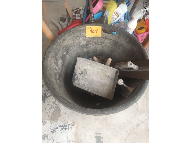 Lot 101 - mortelkuip met gereedschap - afbeelding 2 van  3