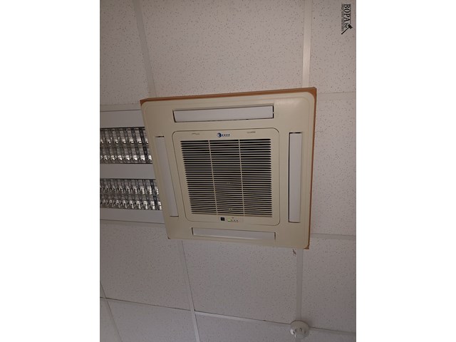 Lot 101 - rhoss inbouw airco/verwarming. 2 stuks - afbeelding 1 van  4