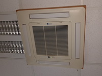 Lot 101 - rhoss inbouw airco/verwarming. 2 stuks - afbeelding 1 van  4