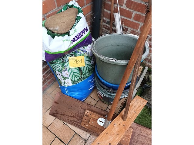 Lot 101 - tuinmateriaal en emmers - afbeelding 1 van  4