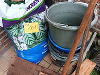 Lot 101 - tuinmateriaal en emmers - afbeelding 1 van  4