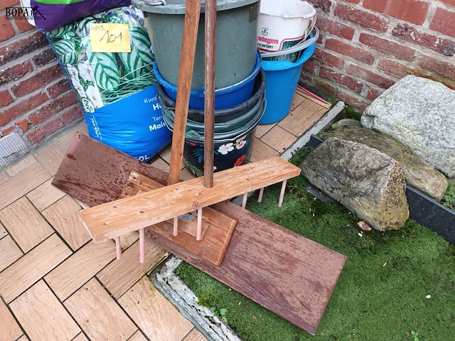 Lot 101 - tuinmateriaal en emmers - afbeelding 2 van  4