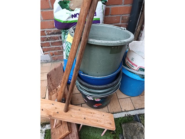 Lot 101 - tuinmateriaal en emmers - afbeelding 3 van  4