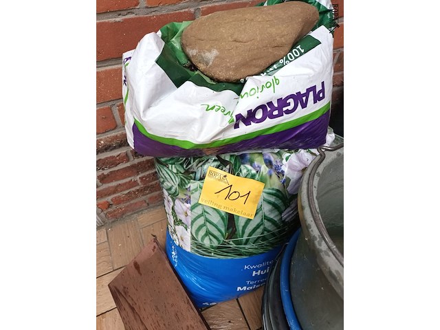 Lot 101 - tuinmateriaal en emmers - afbeelding 4 van  4